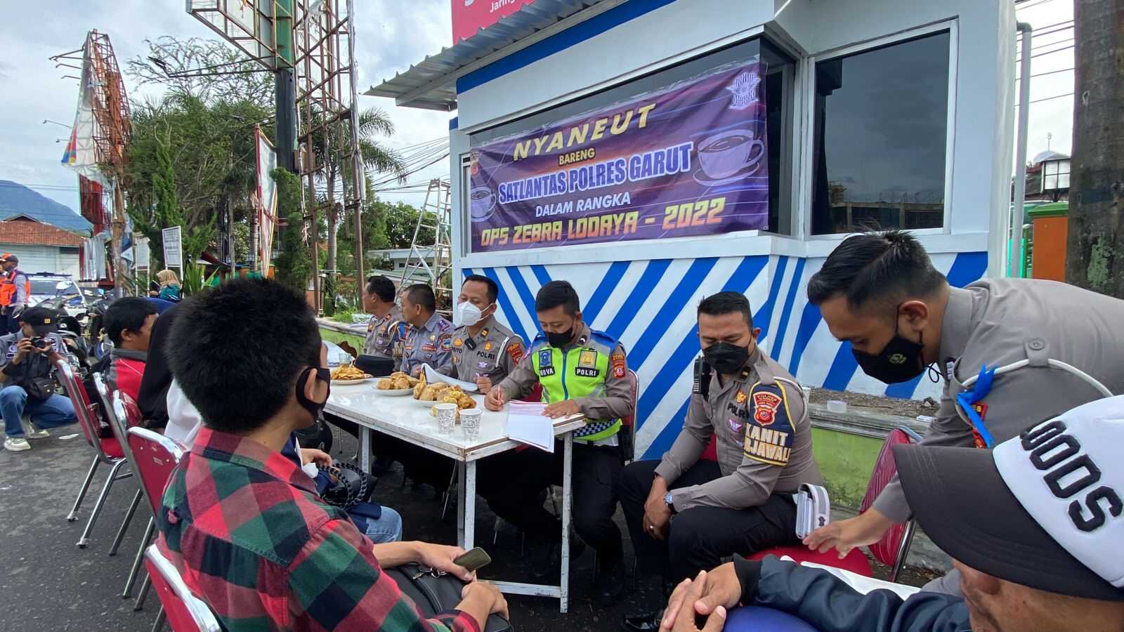 Polisi Ajak "Nyaneut" Pelanggar Lalu Lintas di Simpang Lima Garut, Disuguhi Gehu dan Bala-bala